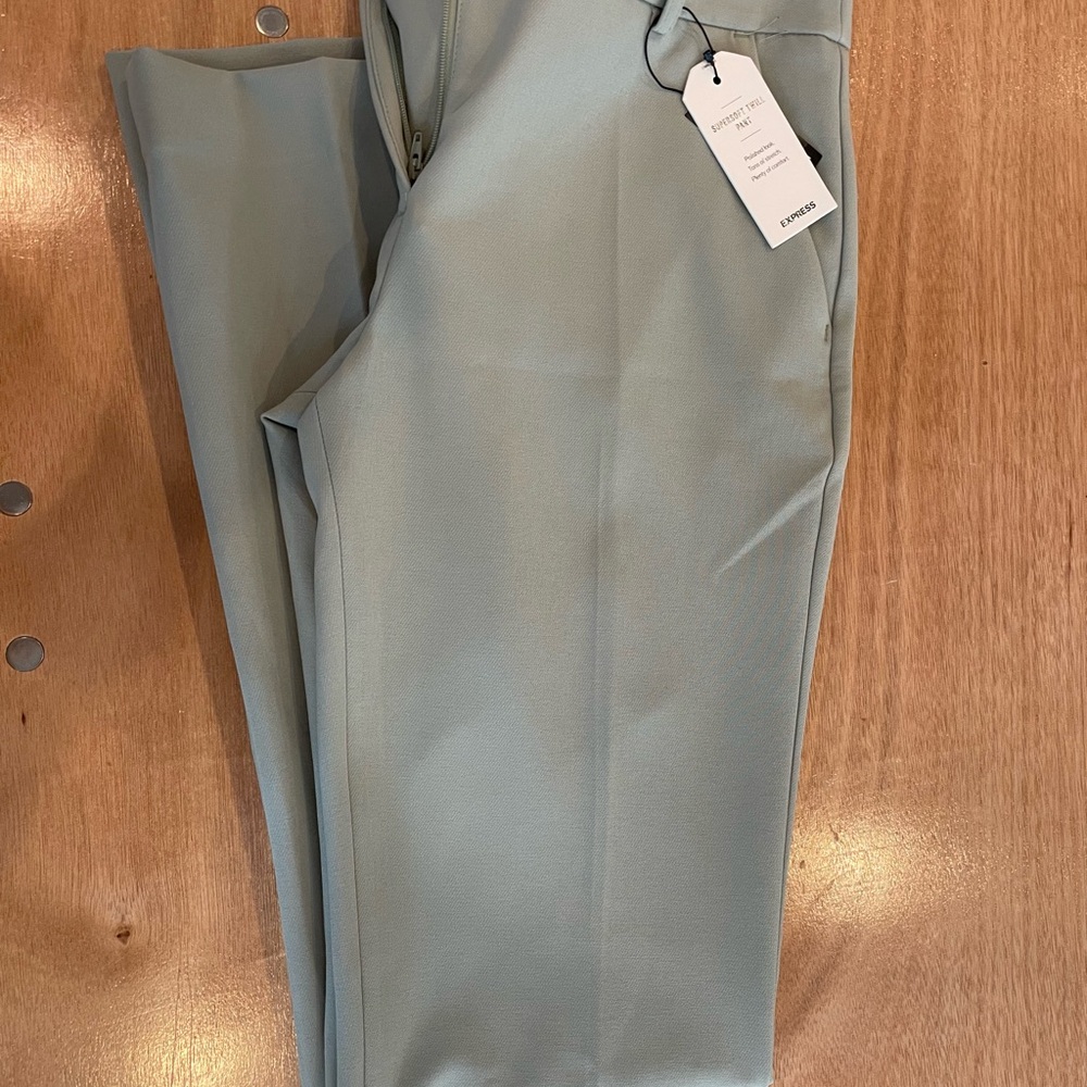 Express Supersoft Twill Mid Rise Boot Cut Pant 6R— Clasp needs repair